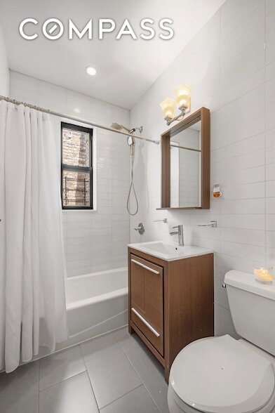 Building Photo - 750 Riverside Dr