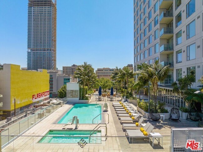 Foto del edificio - 1050 S Grand Ave