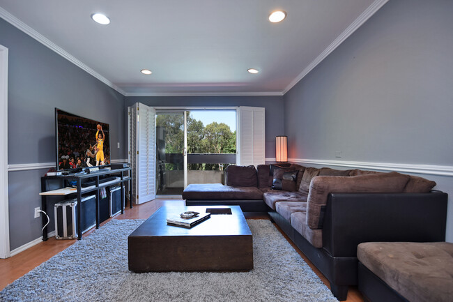 Living room - 2700 Cahuenga Blvd E