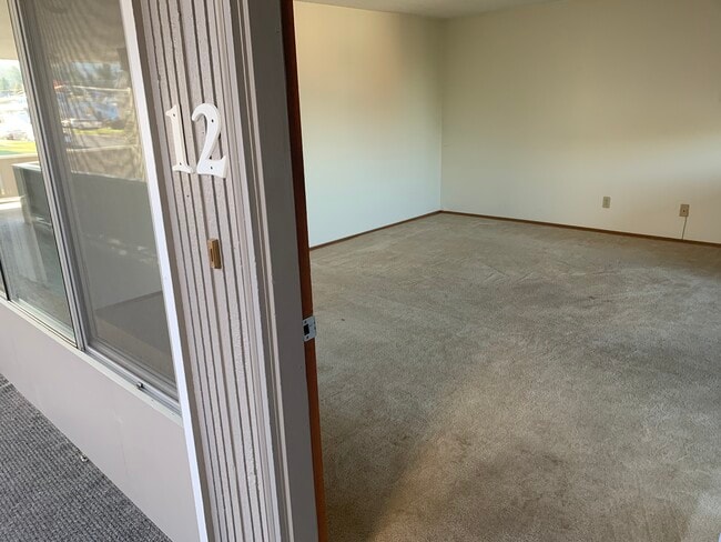 Building Photo - Somerset LLC