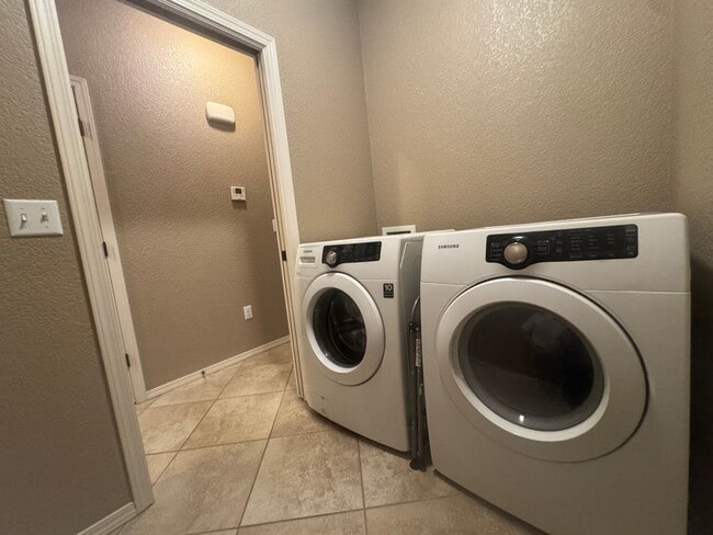Building Photo - Lovely Loleta! Executive 3 bed, 2 bath home