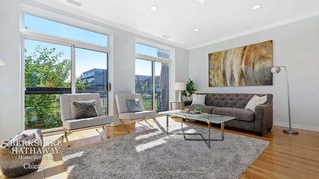 Sun-filled living room - 1830 North Winchester Avenue