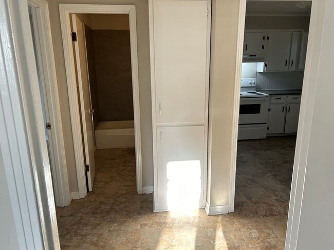 Building Photo - Rollins Dr 106/108 (duplex)