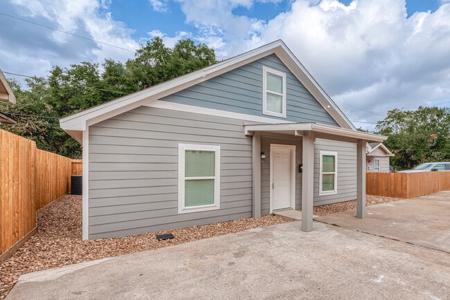 Building Photo - 2725 Avenue F Unit RR | 1800/mo | 3 Beds |...
