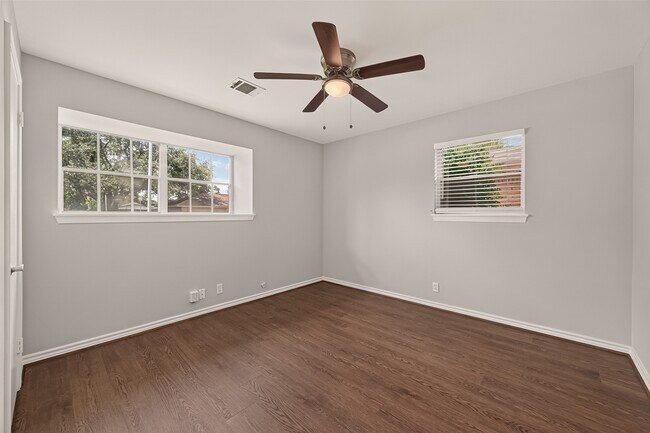 Foto del edificio - 6727 Grovewood Ln