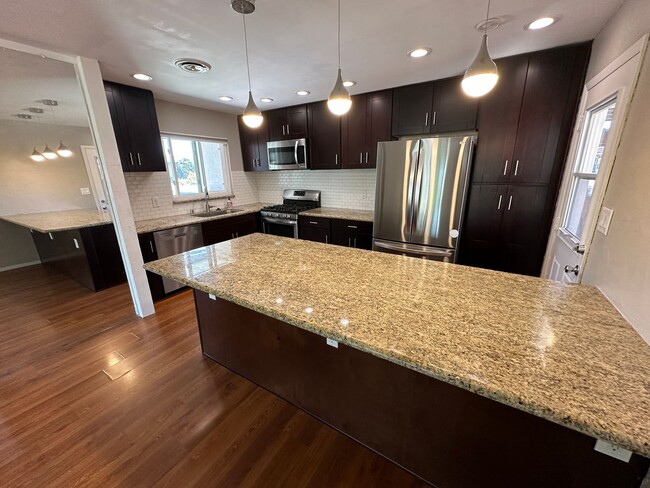 Building Photo - Centrally Located 3 Bedroom, 1.5 La Mesa H...