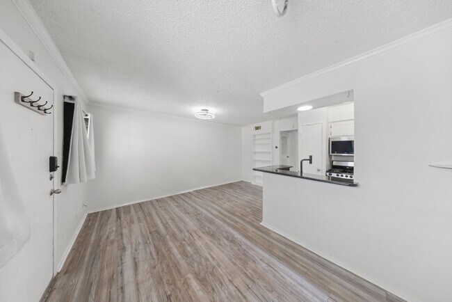 Foto del edificio - 2401 Manor Rd