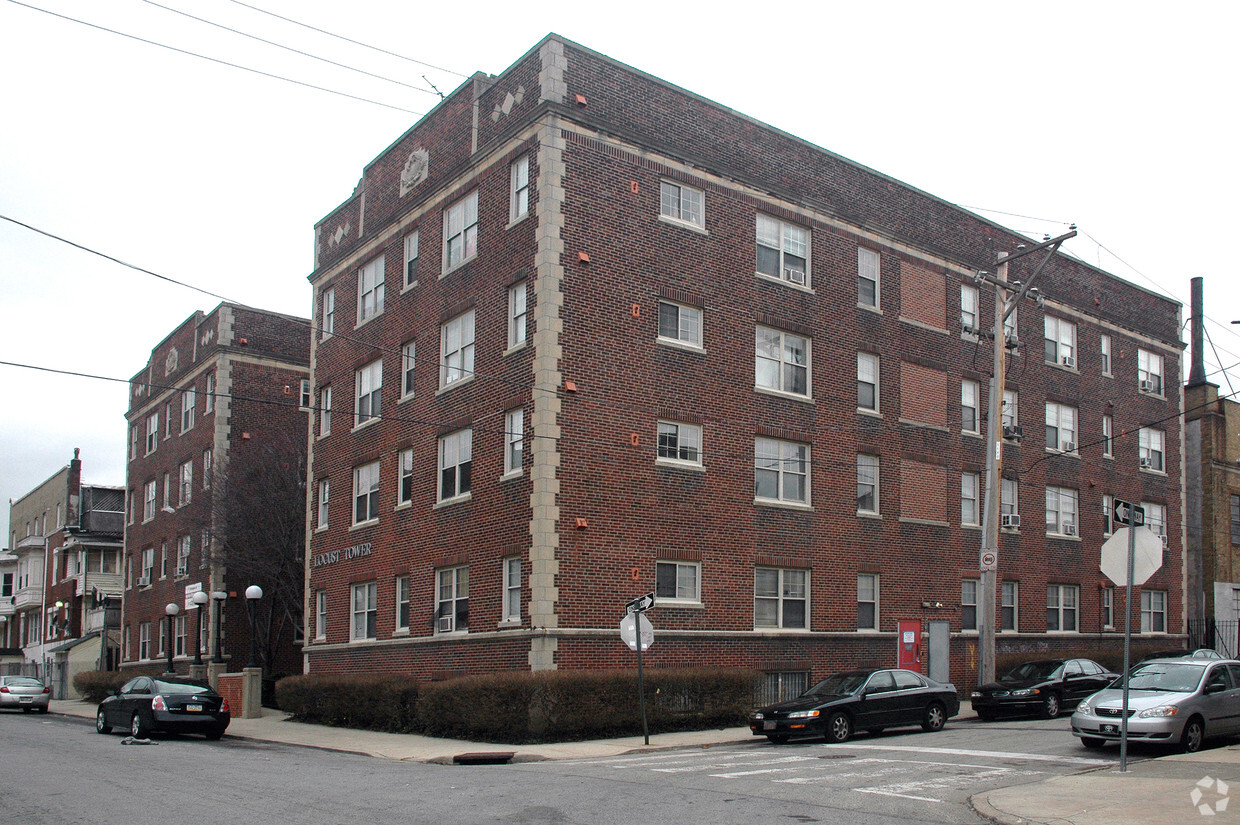 Building Photo - Locust Towers