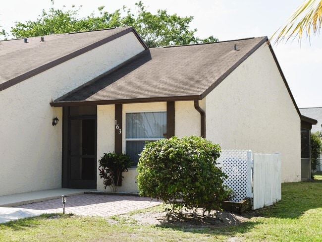 Building Photo - 163 Pinewood Ct