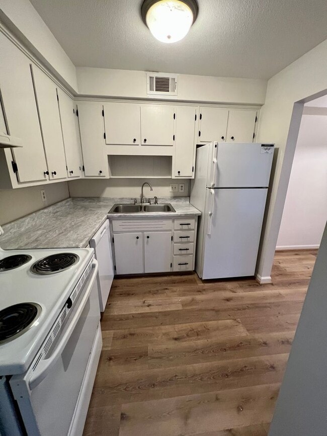 Building Photo - Large 2BR/1.5 bath apartment!