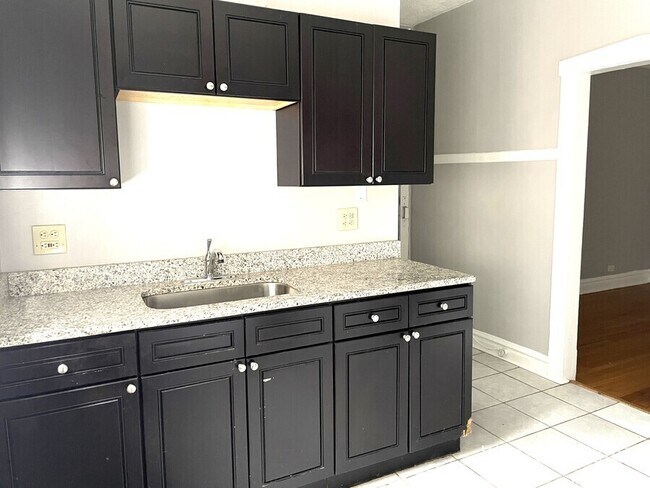 Foto del edificio - 2551 N Avers Ave