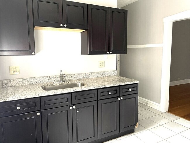 Building Photo - 2551 N Avers Ave