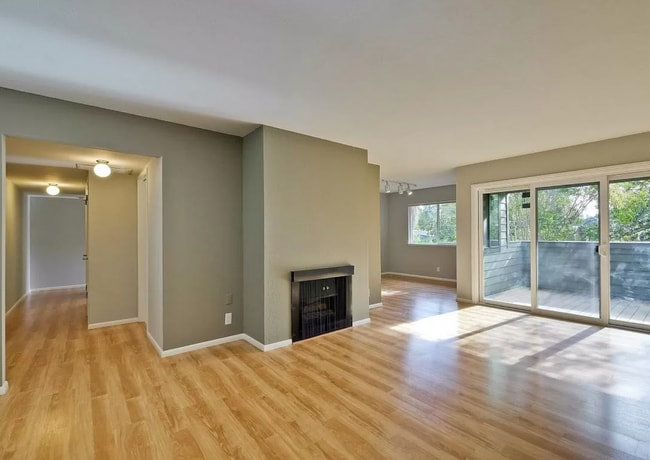 Building Photo - Well-Maintained 2 Bed, 2 Bath Condo w/ In ...