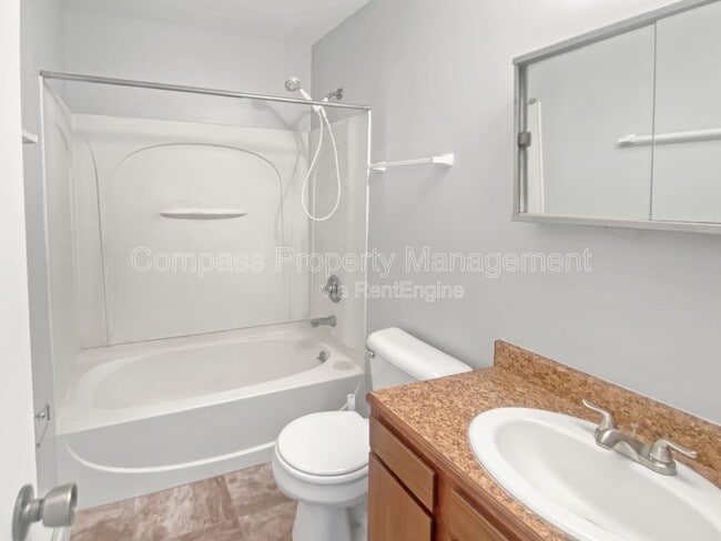 Foto del edificio - 136 N Lake St