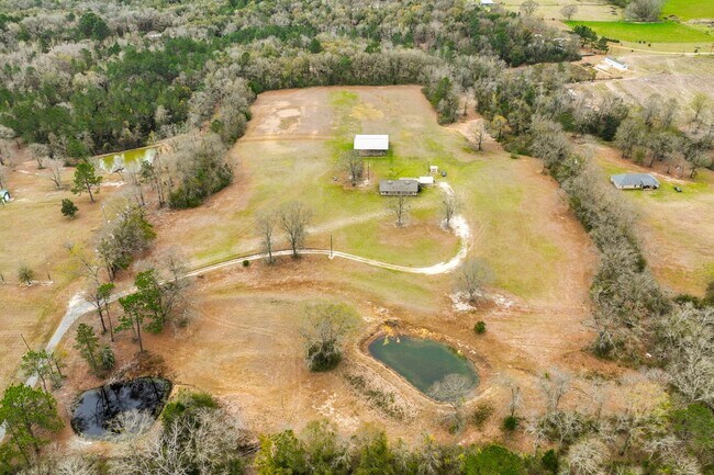 Foto del edificio - HOME FOR RENT ON 17 ACRES