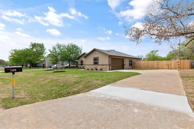 Foto del edificio - 1809 South West Drive, Leander, TX 78641 -...