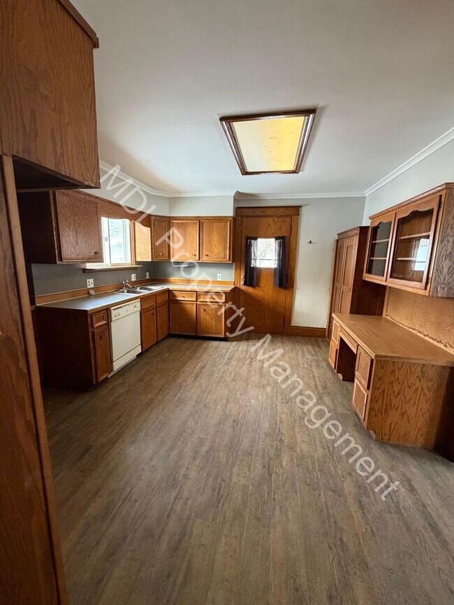 Building Photo - 3 bedroom 1.5 Bath Home