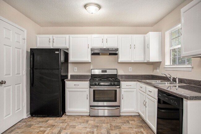 Building Photo - 3 Bedroom 2 Bath House