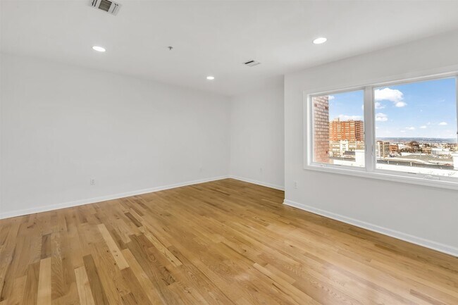 Foto del edificio - 605 New York Ave