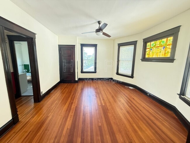 Foto del edificio - 2418 Robertson Ave