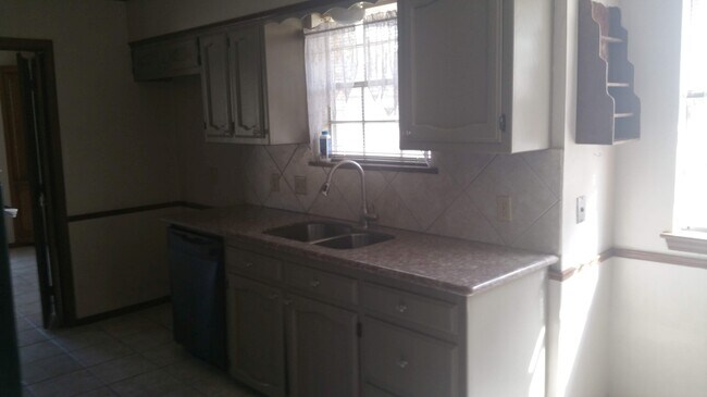 granite and shaker cabinets - 10158 Azrok Ave