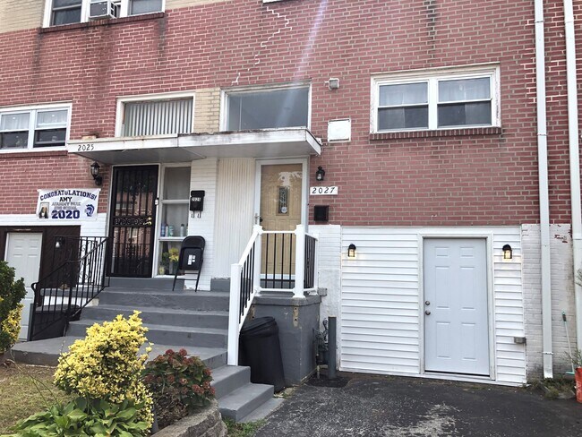 Building Photo - 2027 Ravenwood Rd