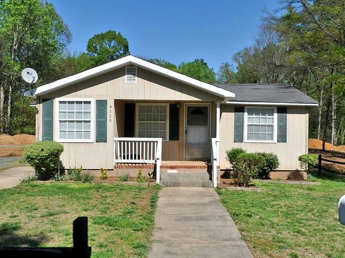 Primary Photo - 3 Bedroom 1 Bath Home for rent in Charlott...