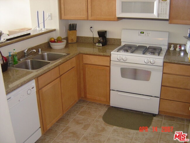 Building Photo - 6400 Crescent Park E