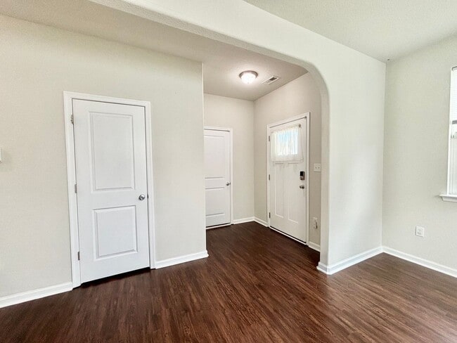 Building Photo - Beautiful 4 Bedroom Home In Chesapeake!