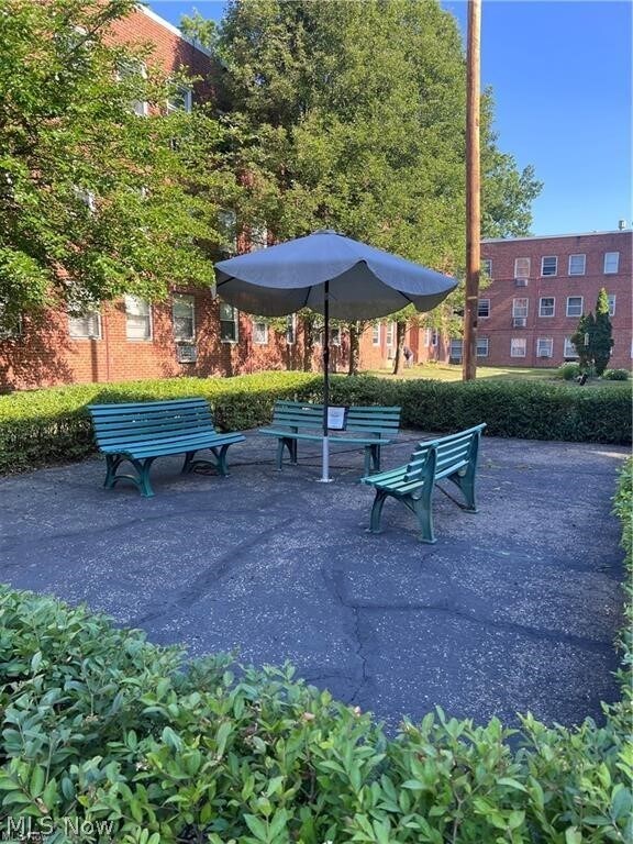 Foto del edificio - 13777 Cedar Rd
