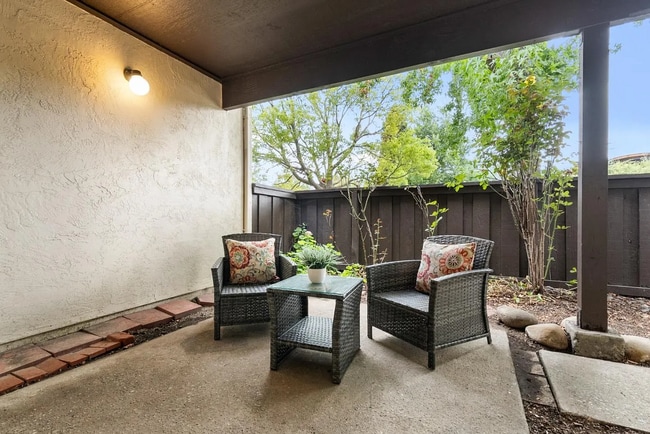 Building Photo - Charming 1 Bedroom 1 Bathroom Condo in the...