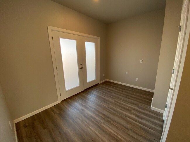 Building Photo - Location, Size, & Convenience!!