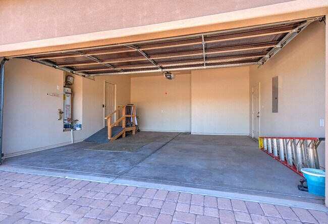 Foto del edificio - Spacious 3 Bedroom Corner Lot Home Near So...