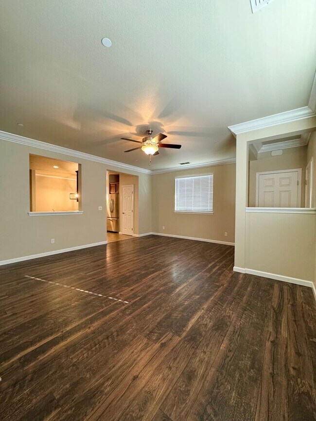 Foto del edificio - Luxury Townhouse in Vista Ridge Subdivision!