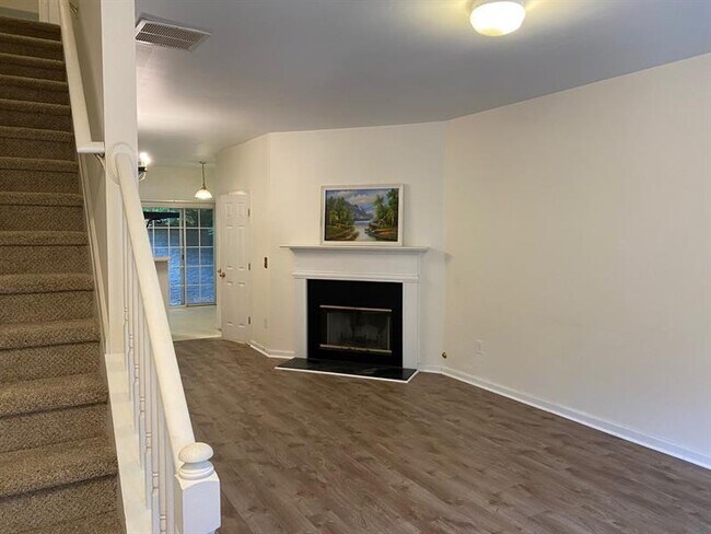 Building Photo - 897 Redwood Dr