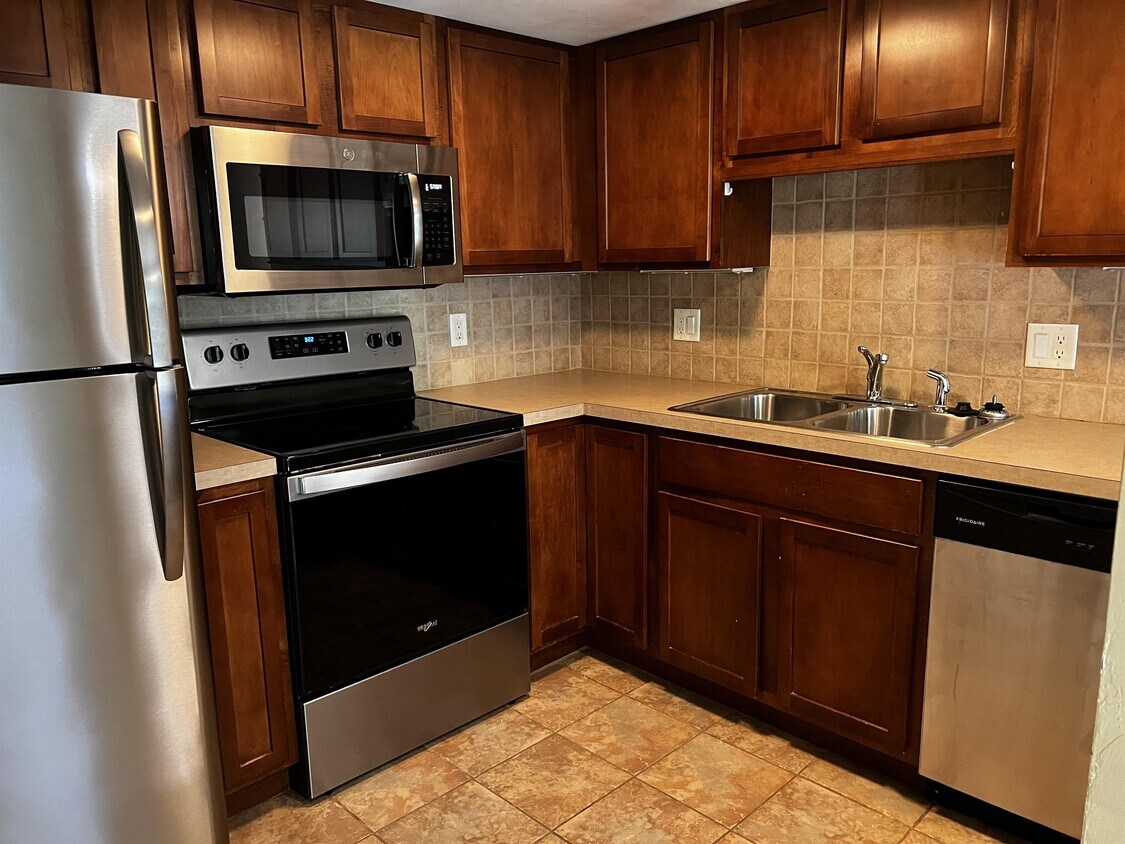 Primary Photo - 122 Burke Ave