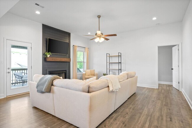 Foto del edificio - 3 bedroom Pet Friendly Home For Rent Near Needmore Road!