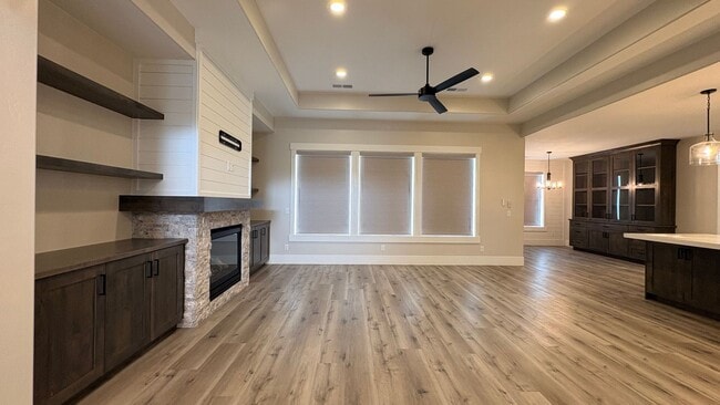 Building Photo - Solar Home For RENT!!!