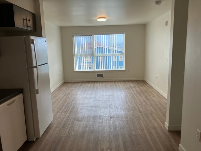 Vista de la sala de estar desde la entrada. - Madrona Square