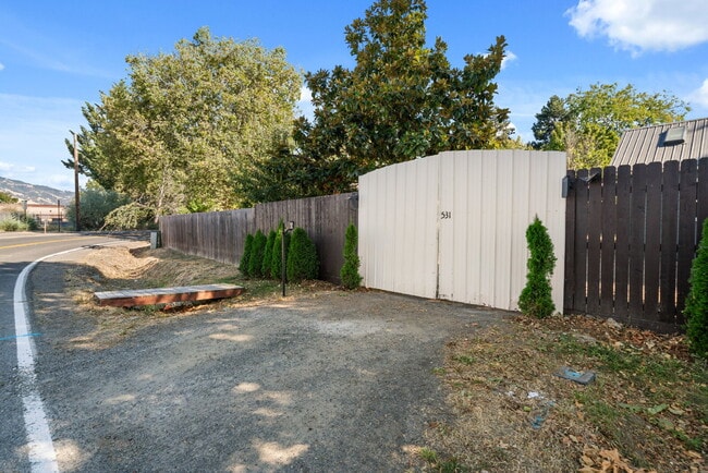 Building Photo - 531 Clay St