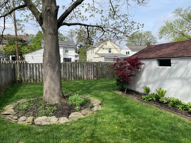 Building Photo - 341 S Roys Ave