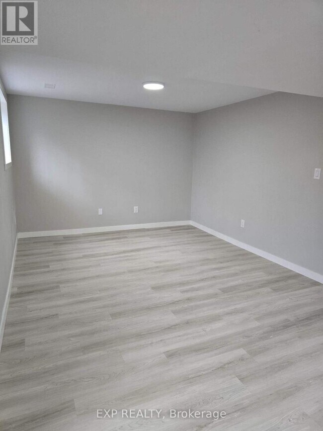 Building Photo - 87 Wellington St E