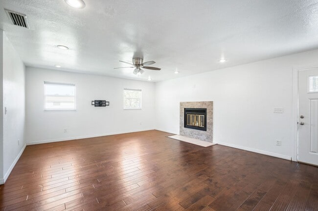 Building Photo - Gorgeous 3BD/2BTH Remodeled South Tampa Home