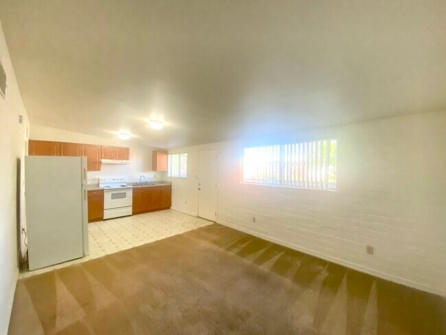 Building Photo - Spacious 1 Bedroom Available Now! Great Co...