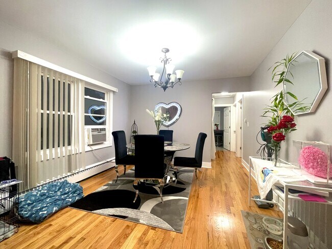 Building Photo - 4504 N Avers Ave