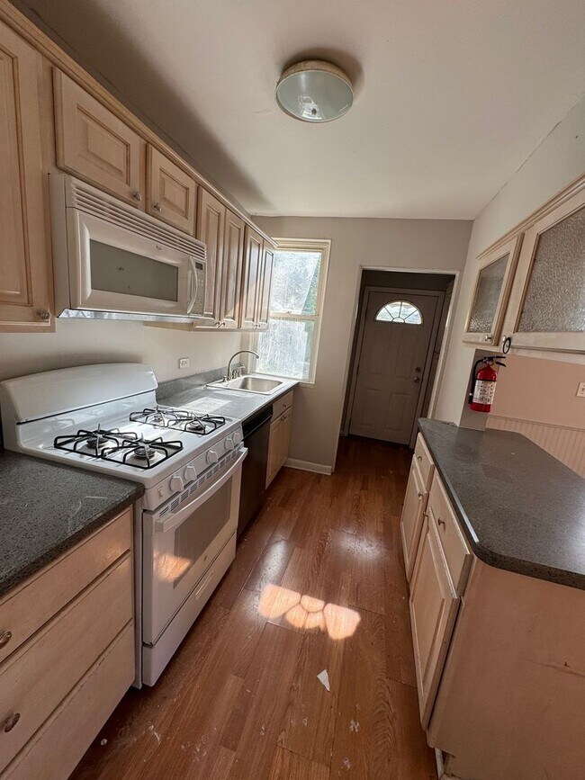 Foto del edificio - Spacious 3 Bedroom House with 1 bath for R...