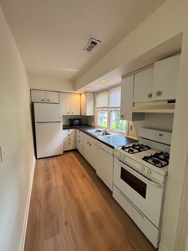 Building Photo - 4-Bedroom Apartment in Prime Downtown Carr...