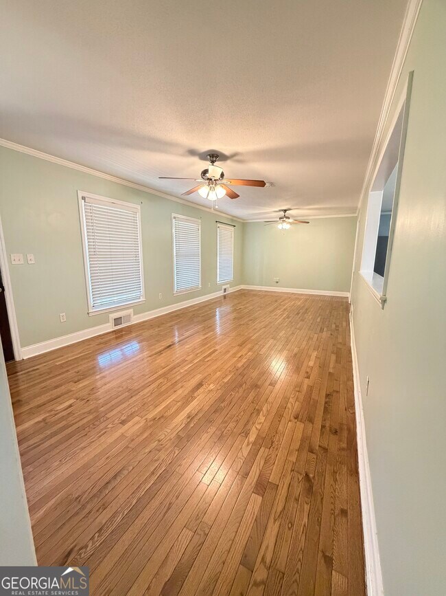 Foto del edificio - 560 Greencrest Dr