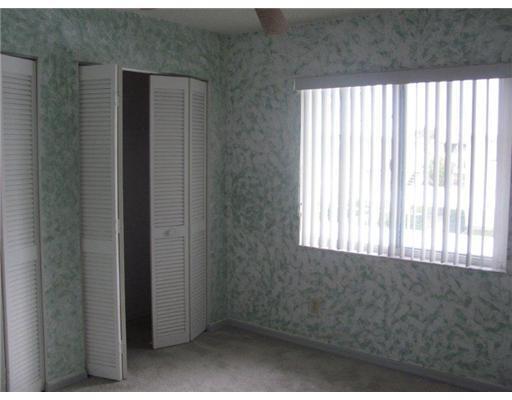 Building Photo - 2/2 Private 2nd Floor with Lovely Screened...