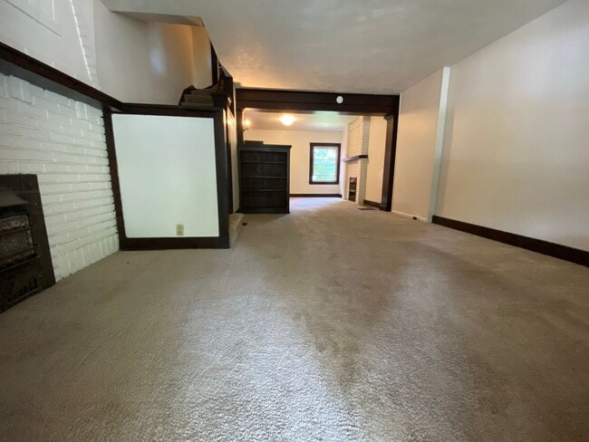 Building Photo - Amazing 3BR Townhouse in Squirrel Hill! Covered Front Porch + Backyard! Call Today!